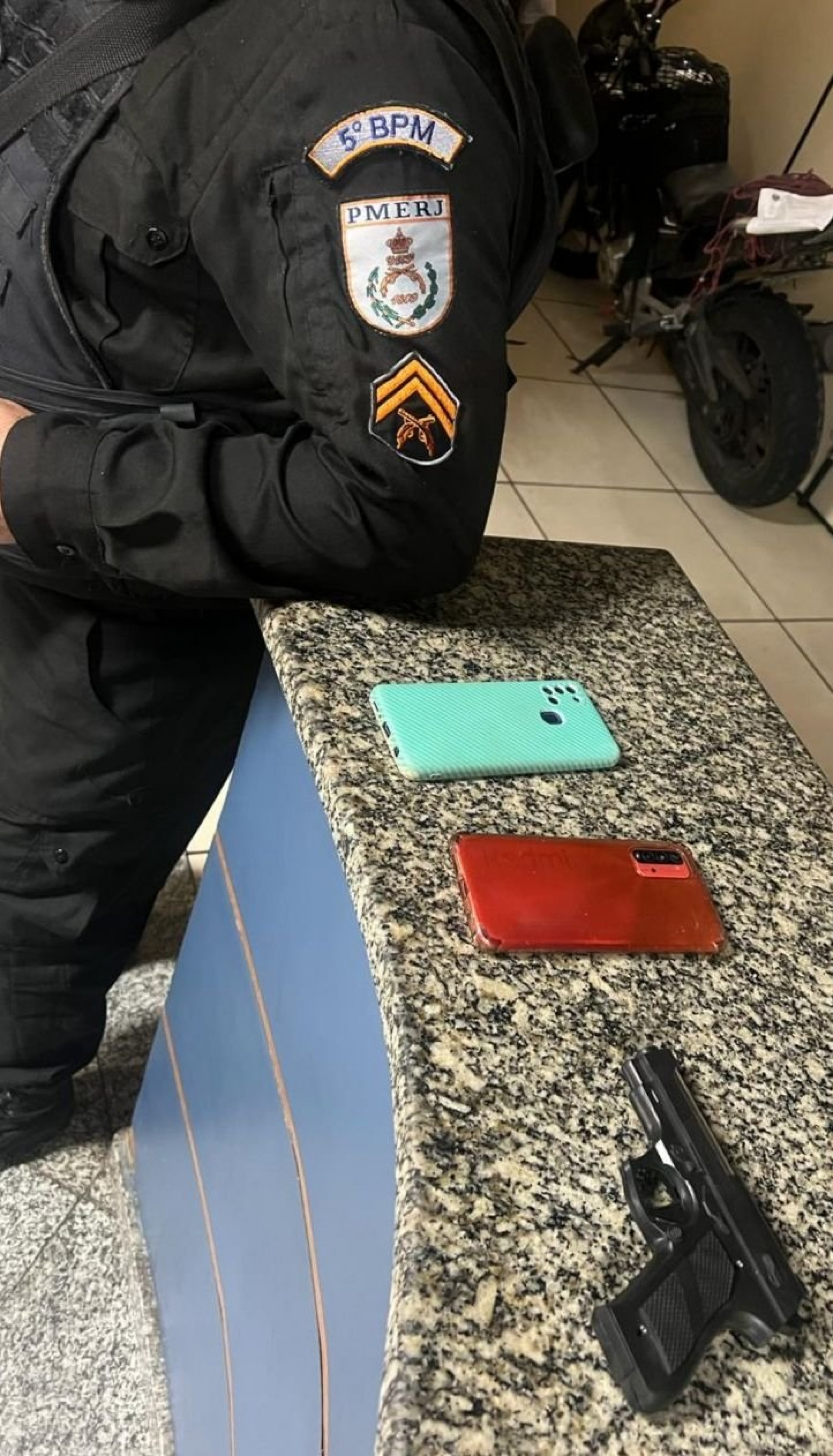 Celulares e réplica de pistola utilizada nos crimes foram apreendidos