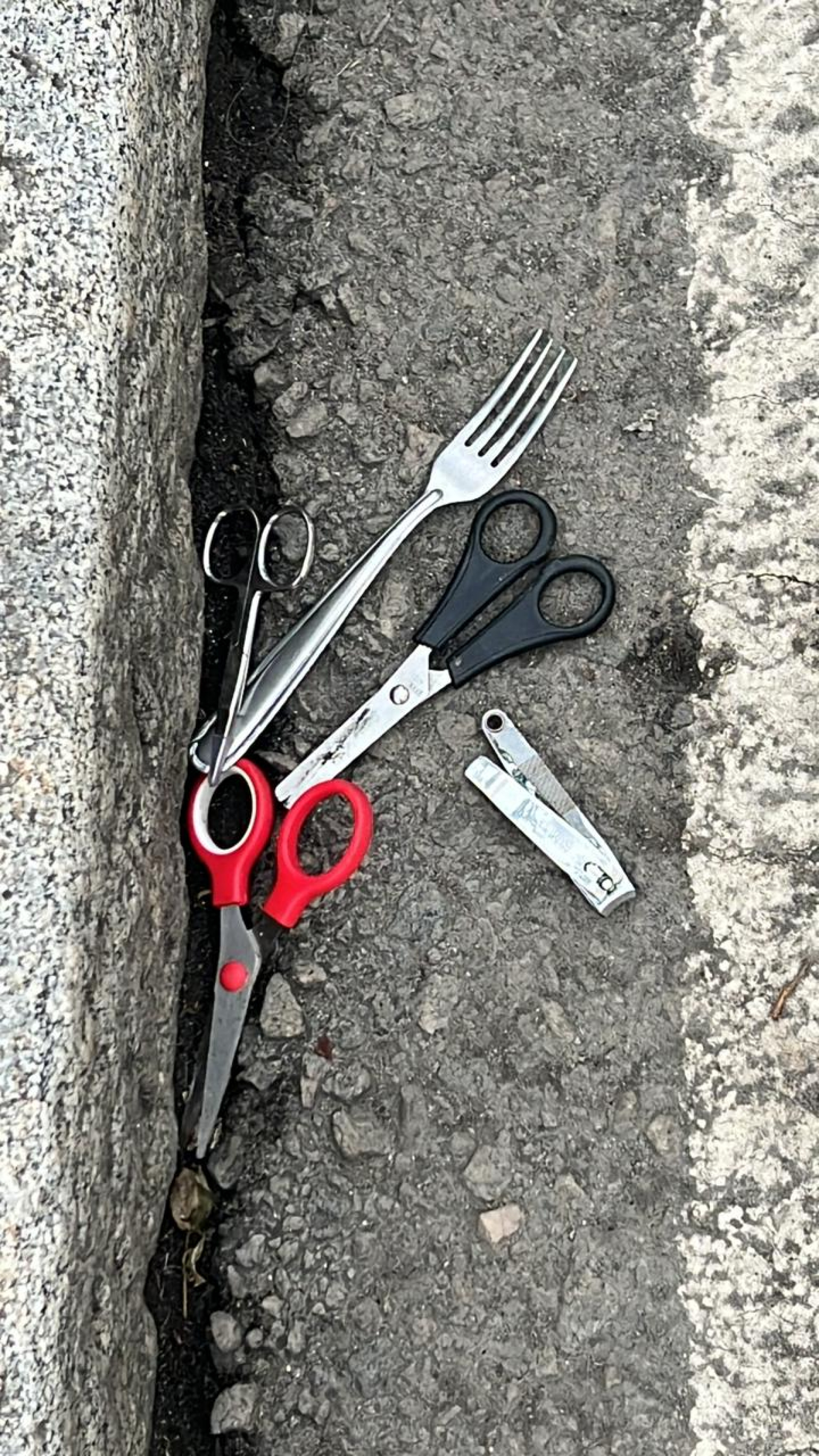 Tesouras, garfos e cortadores de unha estão entre os objetos apreendidos