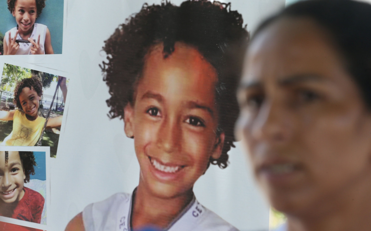 Familiares do menino Edson Davi, realizaram um pequeno protesto no local onde o menino desapareceu, na praia da Barra da Tijuca, Zona Oeste do Rio de Janeiro, nesta segunda-feira (29).