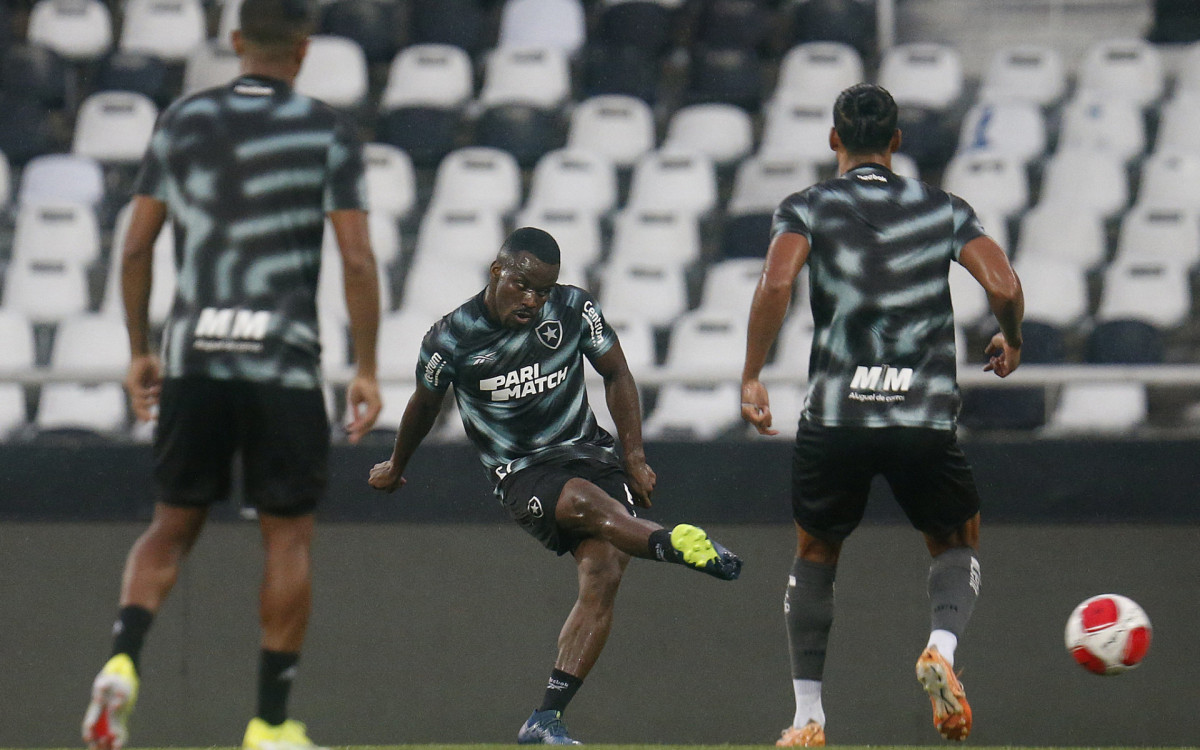 Kayque em ação durante treino do Botafogo - Vítor Silva/Botafogo