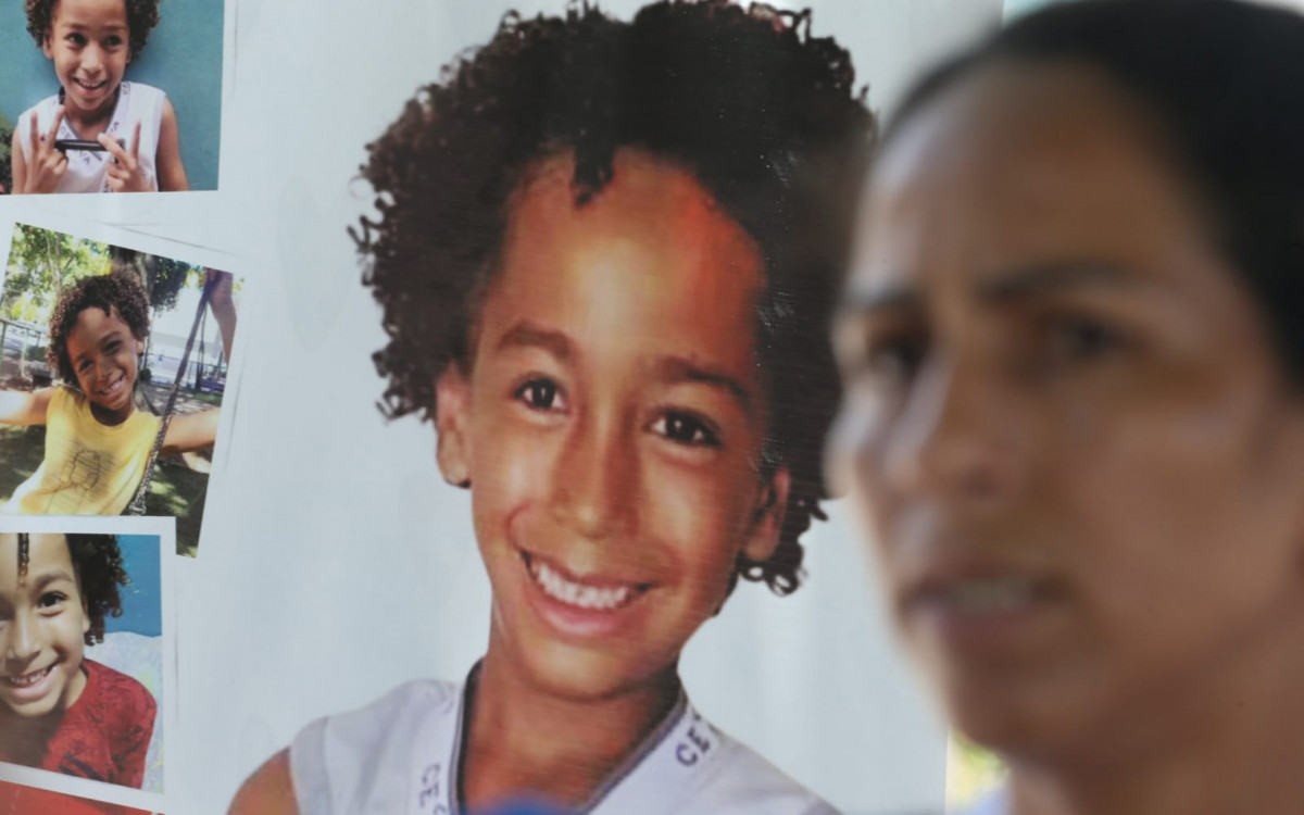 Na foto, familiares de Edson Davi fazem nova manifestação no Posto 4, na praia da Barra da Tijuca