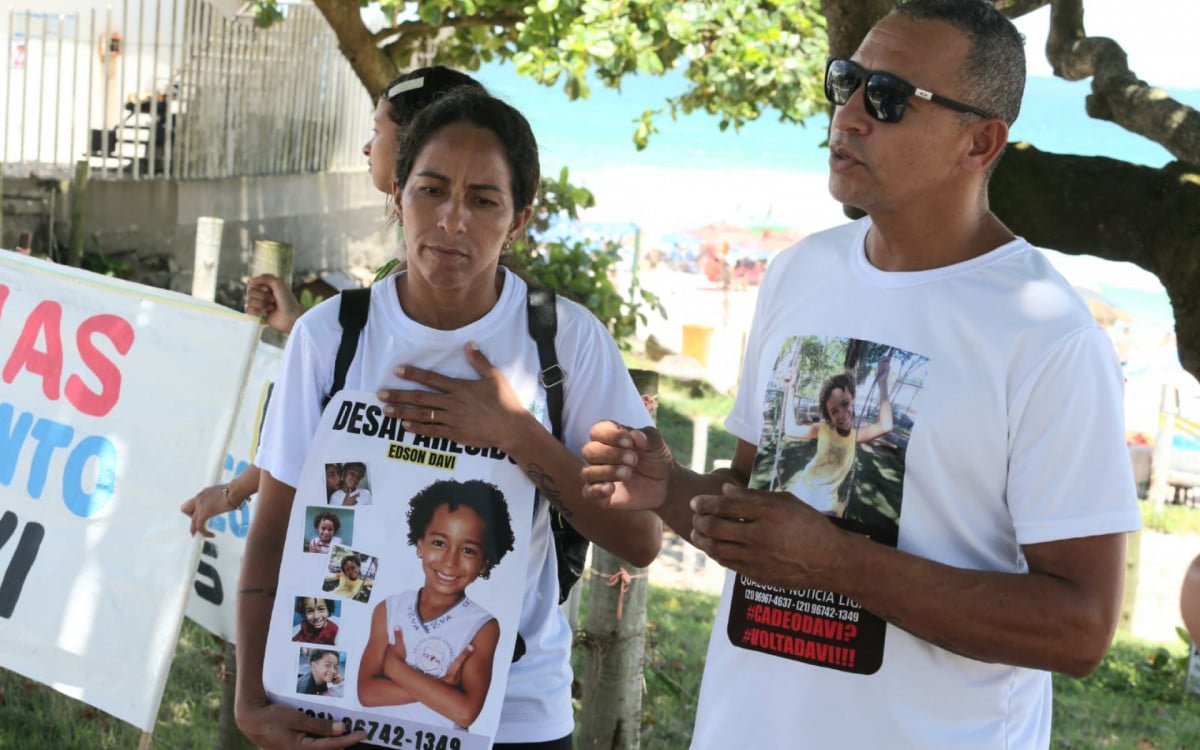 Na foto, familiares de Edson Davi fazem nova manifesta&ccedil;&atilde;o no Posto 4, na praia da Barra da Tijuca - Cleber Mendes/Ag&ecirc;ncia O DIA