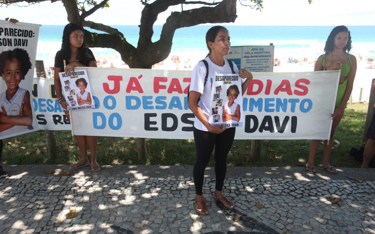 Na foto, familiares de Edson Davi fazem nova manifestação no Posto 4, na praia da Barra da Tijuca