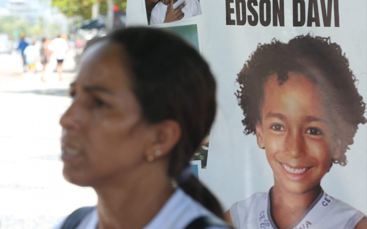Na foto, Marize Araújo, mãe de Edson Davi, durante manifestação no Posto 4, na praia da Barra da Tijuca, nesta segunda-feira (29)