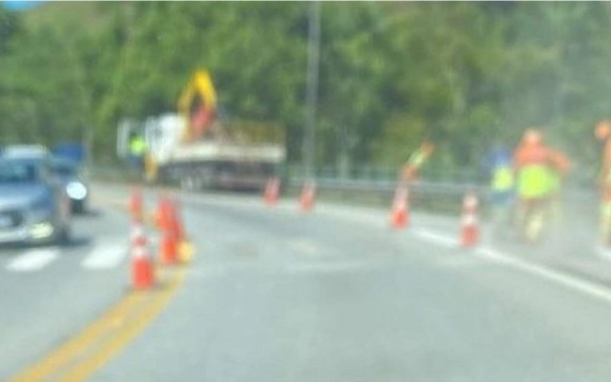 CCR pinta o asfalto removendo a faixa de pedestre