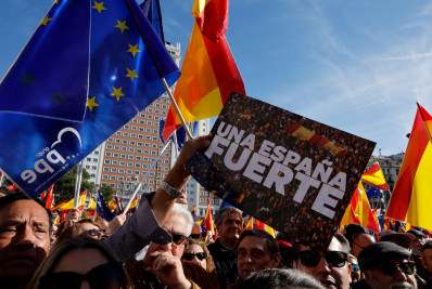 Manifestantes se reúnem em Madri contra lei de anistia para independentistas catalães