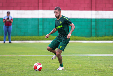 Jornalista holandês afirma que Feyenoord não tem interesse em lateral do Fluminense