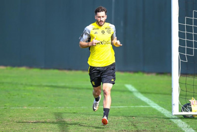 Viña é relacionado e pode estrear no Flamengo diante do Volta Redonda