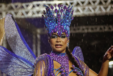 Debaixo de chuva, Lexa participa de ensaio técnico da Unidos da Tijuca