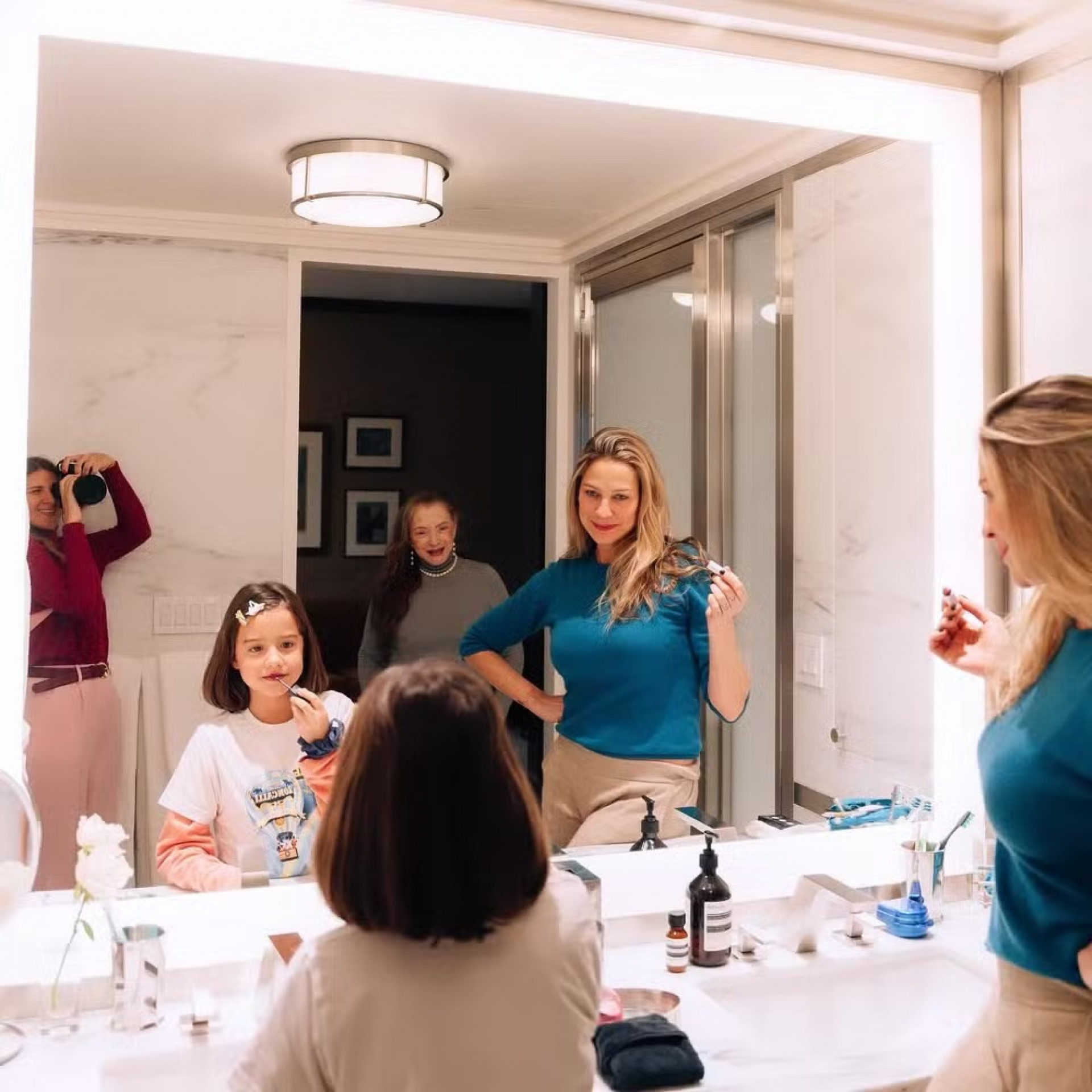 Luana Piovani ao lado da mãe, Francis Piovani, e da filha, Liz - Reprodução / Instagram