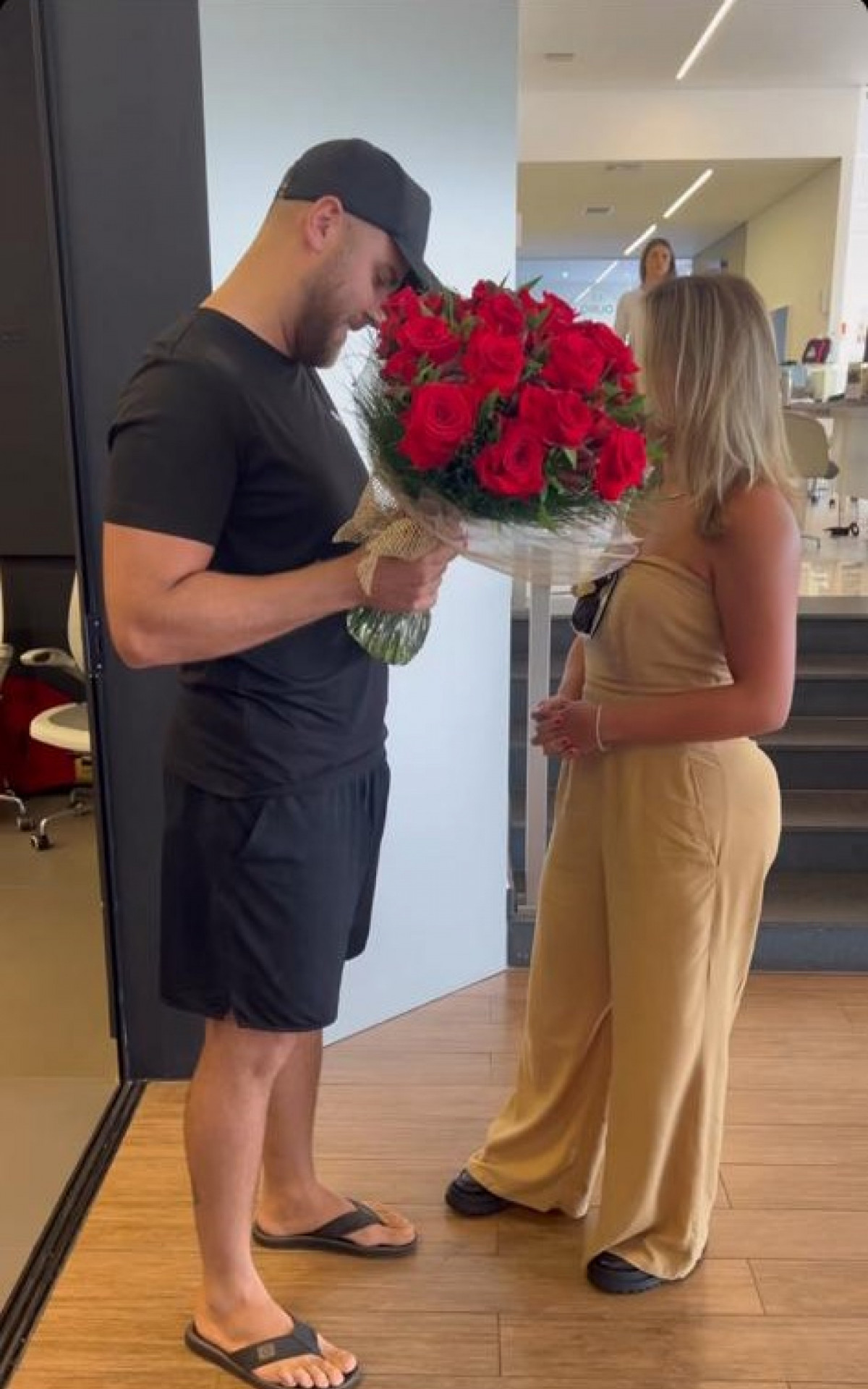 Zé Neto presenteia Natália Toscano com carro de luxo 
 - Reprodução / Instagram 