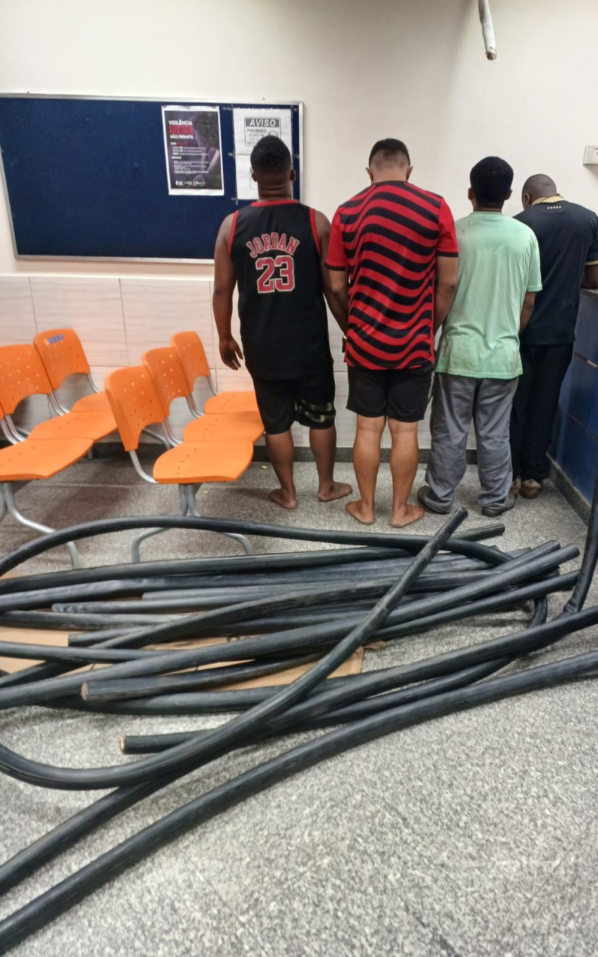 Cabos apreendidos com suspeitos seriam transportados em caminh&atilde;o  - Reprodu&ccedil;&atilde;o