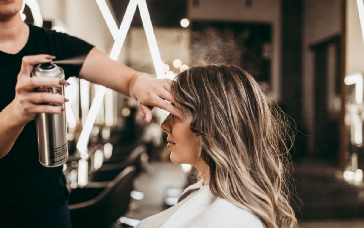 &Eacute; poss&iacute;vel disfar&ccedil;ar os fios de cabelo branco de maneira simples (Imagem: DuxX | Shutterstock)