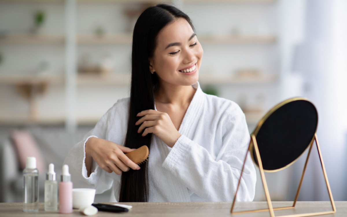 Os &oacute;leos ajudam a manter a sa&uacute;de e a beleza dos cabelos (Imagem: Prostock-studio | Shutterstock)