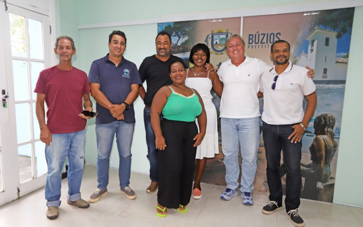 Prefeito Alexandre Martins com o presidente da Colônia de Pescadores de Búzios e representantes dos remanescentes quilombolas, pescadores e marisqueiras da Rasa