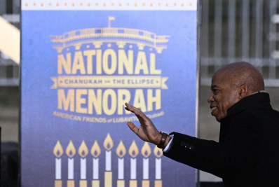 Acusado de agressão sexual e uso de 'laranjas', prefeito de NY enfrenta série de escândalos