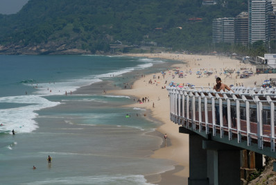 Bombeiros continuam buscas por homem que caiu no mar de São Conrado