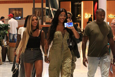 Ludmilla e Brunna Gonçalves passeiam em shopping no Rio