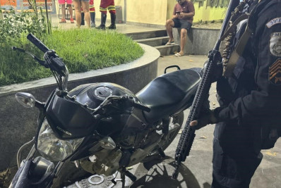 PM prende foragido da Justiça com motocicleta roubada em Belford Roxo