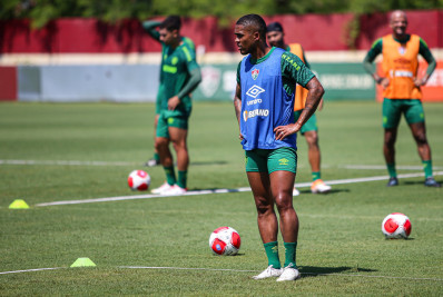Douglas Costa não se recupera e desfalcará o Fluminense contra o Flamengo