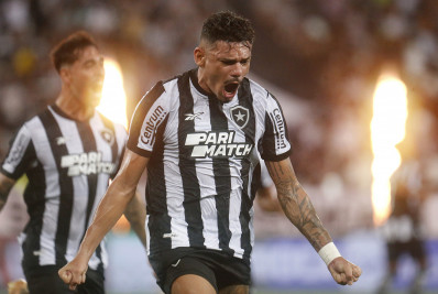 Tiquinho Soares volta a marcar com bola rolando após três meses