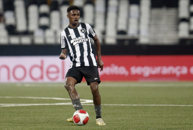 Jeffinho, do Botafogo, é internado para tratamento venoso de infecção