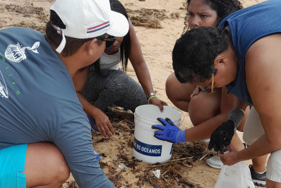 Ação do Núcleo Mar Sem Lixo limpa praia do centro em Rio das Ostras