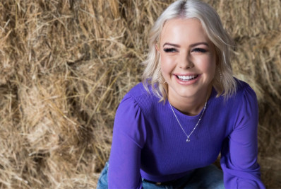 Deputada australiana reclama de foto editada 'para aumentar os seios'; TV local pede desculpas