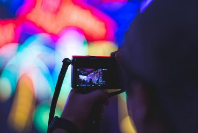 Câmera digital cyber shot viraliza com o Carnaval. Entenda a trend!