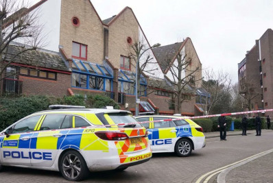 Inglaterra: homem supostamente armado com besta é morto pela polícia ao tentar invadir casa