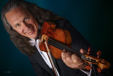 Maestro alemão rege Orquestra da Grota na abertura da Temporada 2024