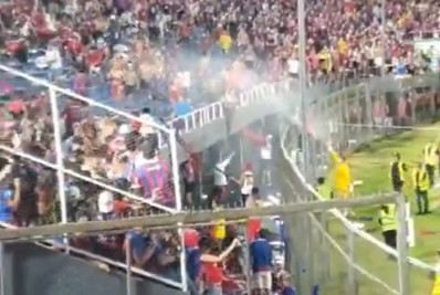 Vídeo! Ex-São Paulo usa mangueira d'água para conter pancadaria na arquibancada