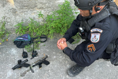 PM prende dois suspeitos com pistolas e rádios no Morro da Mina em Nilópolis