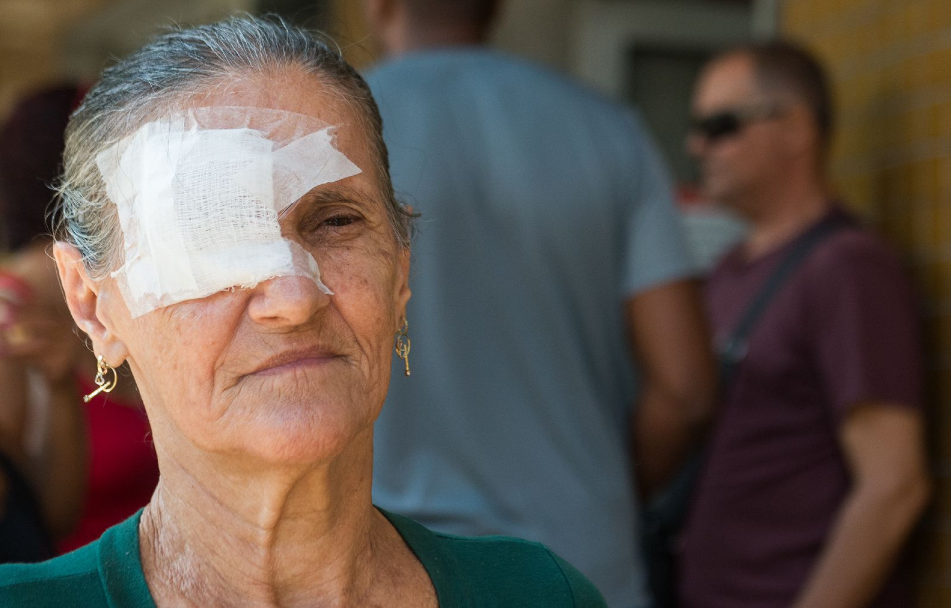 Sueli Veríssimo, de 79 anos, precisa fazer uma cirurgia na pálpebra - Armando Paiva / Agência O Dia