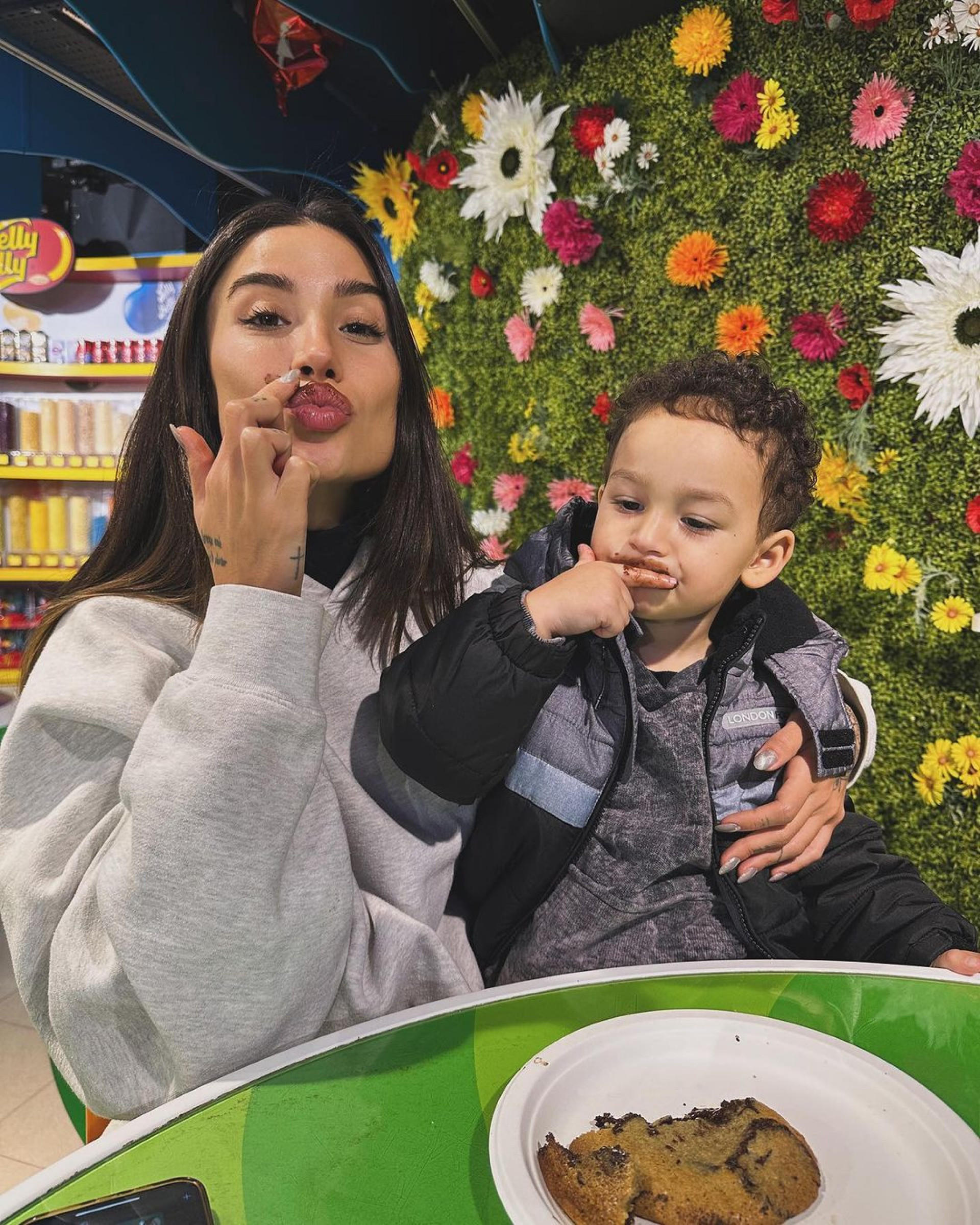 Bianca Andrade posta fotos ao lado do filho, Cris, em Londres - Reprodução