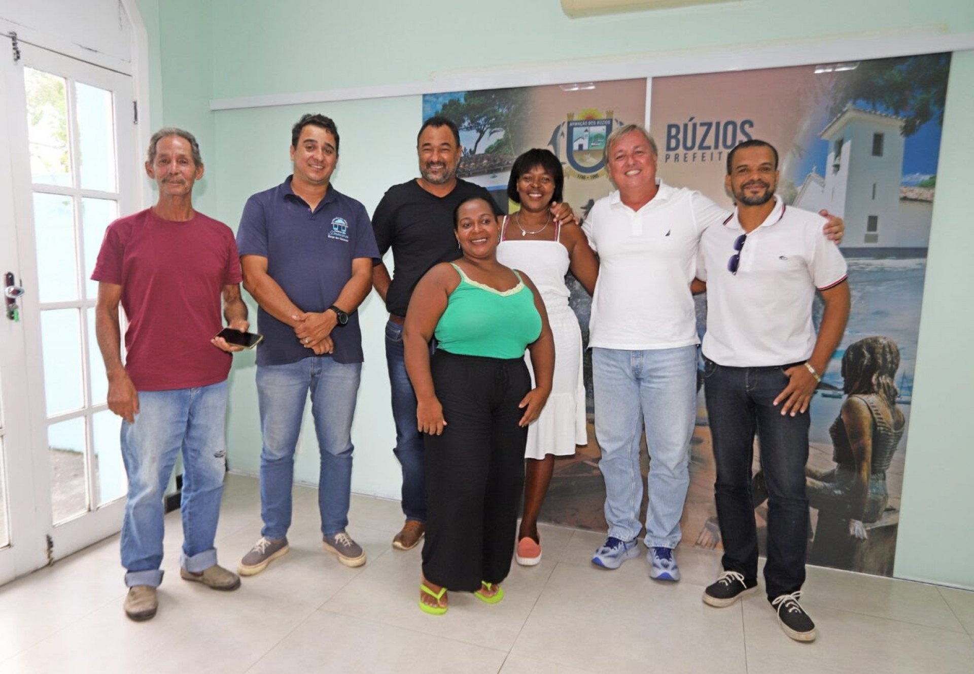 Prefeito Alexandre Martins com o presidente da Colônia de Pescadores de Búzios e representantes dos remanescentes quilombolas, pescadores e marisqueiras da Rasa - Ascom
