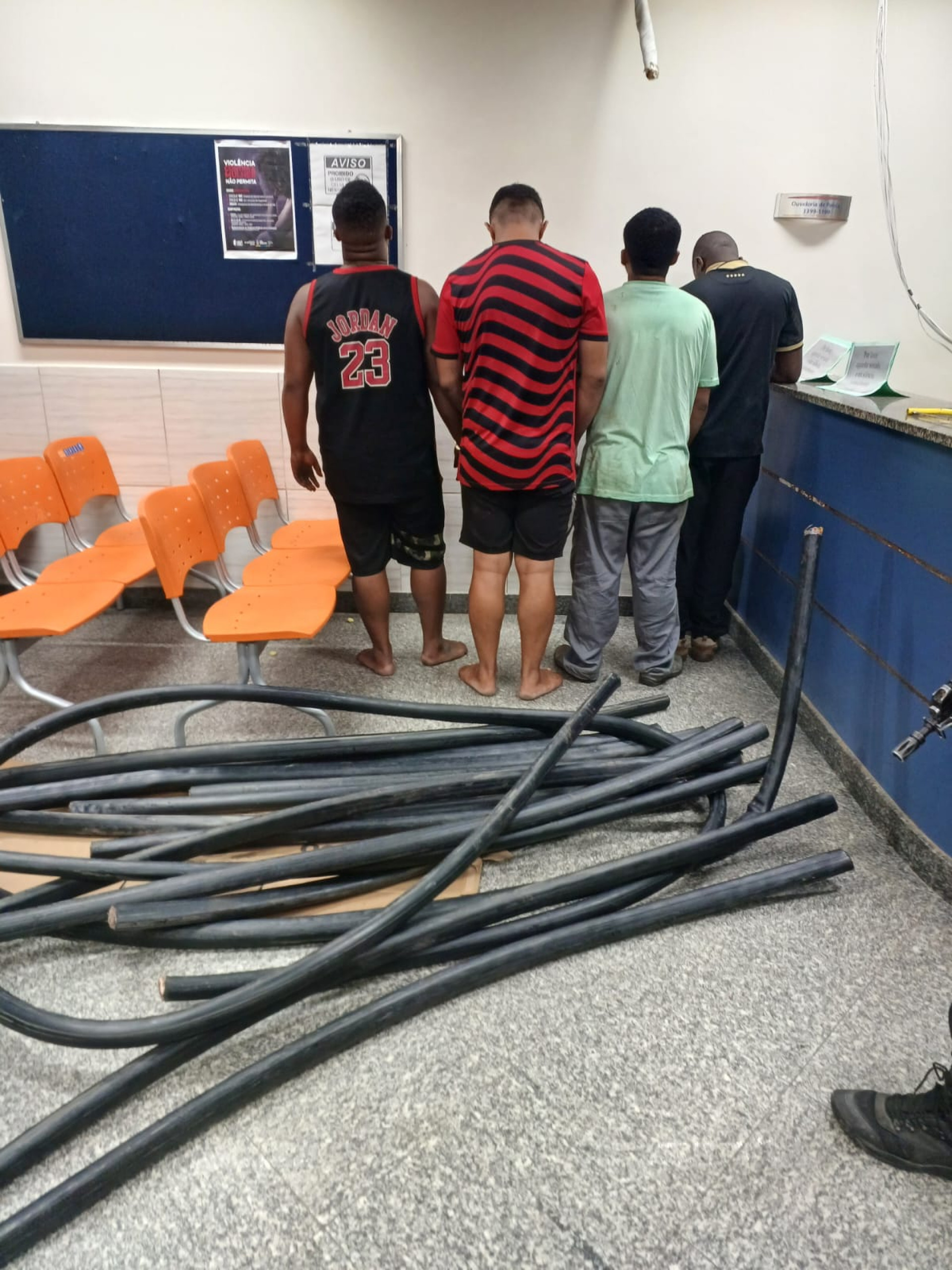 Cabos apreendidos com suspeitos seriam transportados em caminhão 