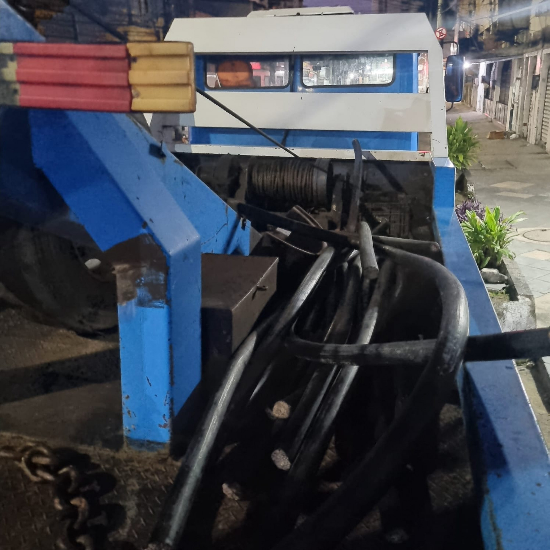 Cabos apreendidos com suspeitos seriam transportados em caminhão 