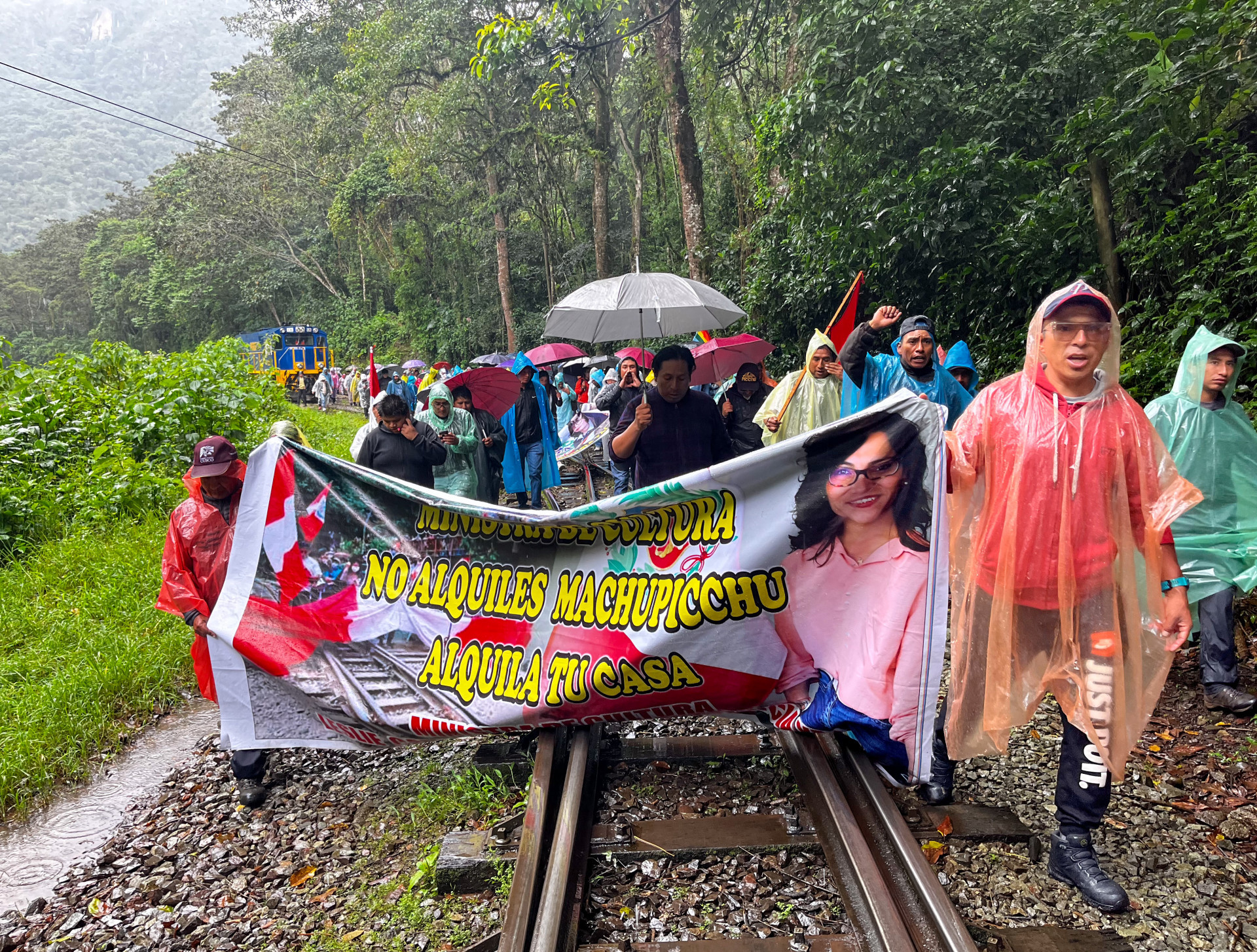 Manifestantes chegaram a pedir a renúncia da ministra da Cultura, Leslie Urteaga - Carolina Paucar / AFP