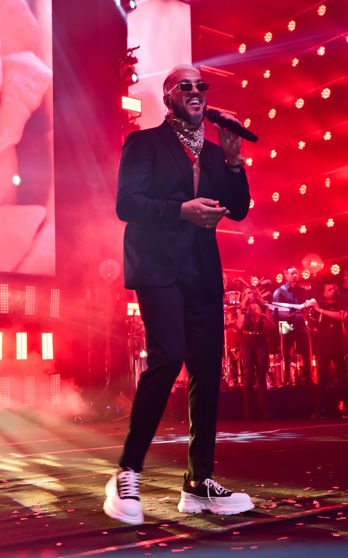 Belo se apresenta no aniversário de Lucas Guimarães, marido de Carlinhos Maia