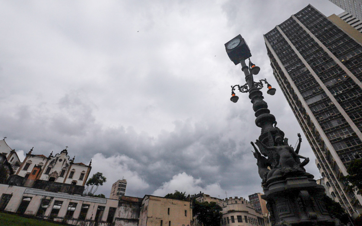 Climatempo - Largo da Carioca, nesta tarde de quarta-feira (31). Fotos: Renan Areias/Agência O Dia