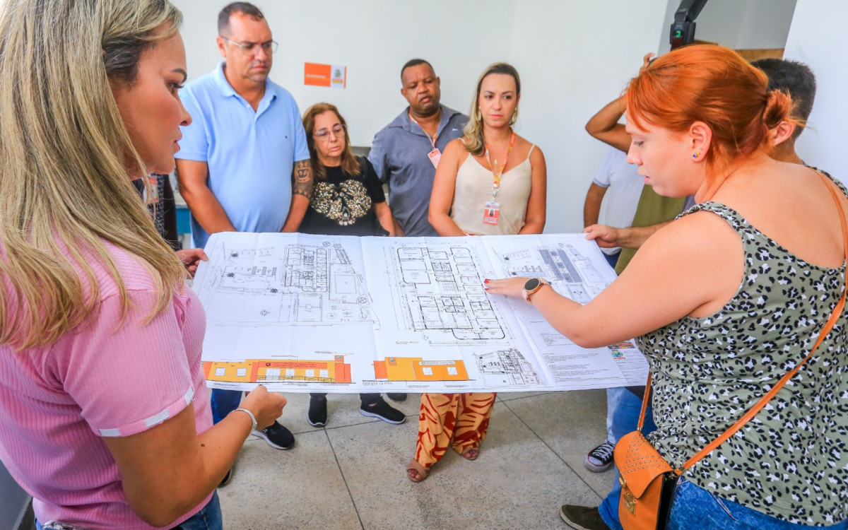 A primeira-dama e deputada federal Daniela do Waguinho observa a planta de construção do Centro de Atendimento Especializado