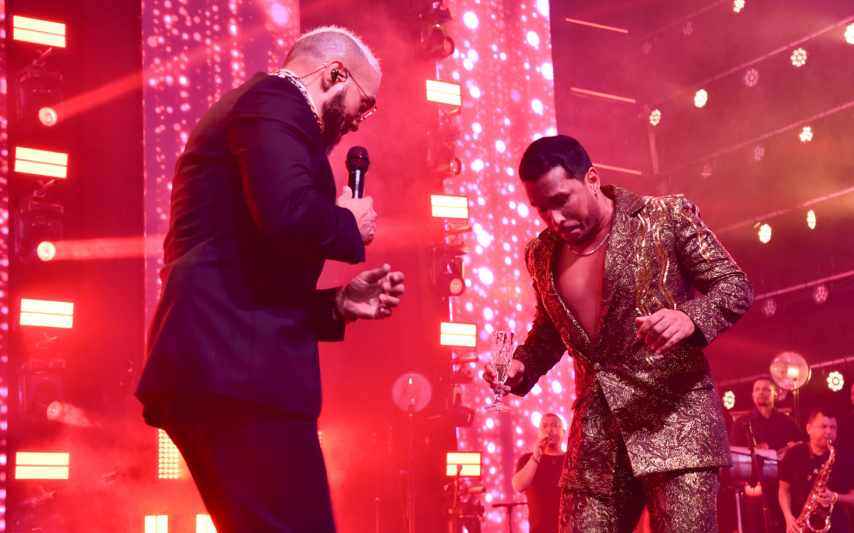 Belo se apresenta no aniversário de Lucas Guimarães, marido de Carlinhos Maia