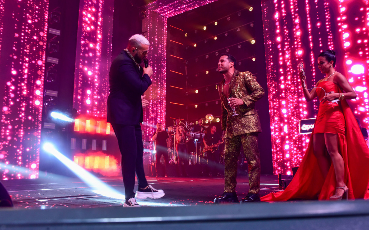 Belo se apresenta no aniversário de Lucas Guimarães, marido de Carlinhos Maia