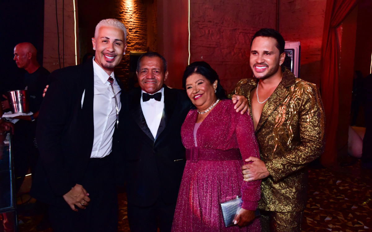 Carlinhos Maia e Lucas Guimarães com familiares