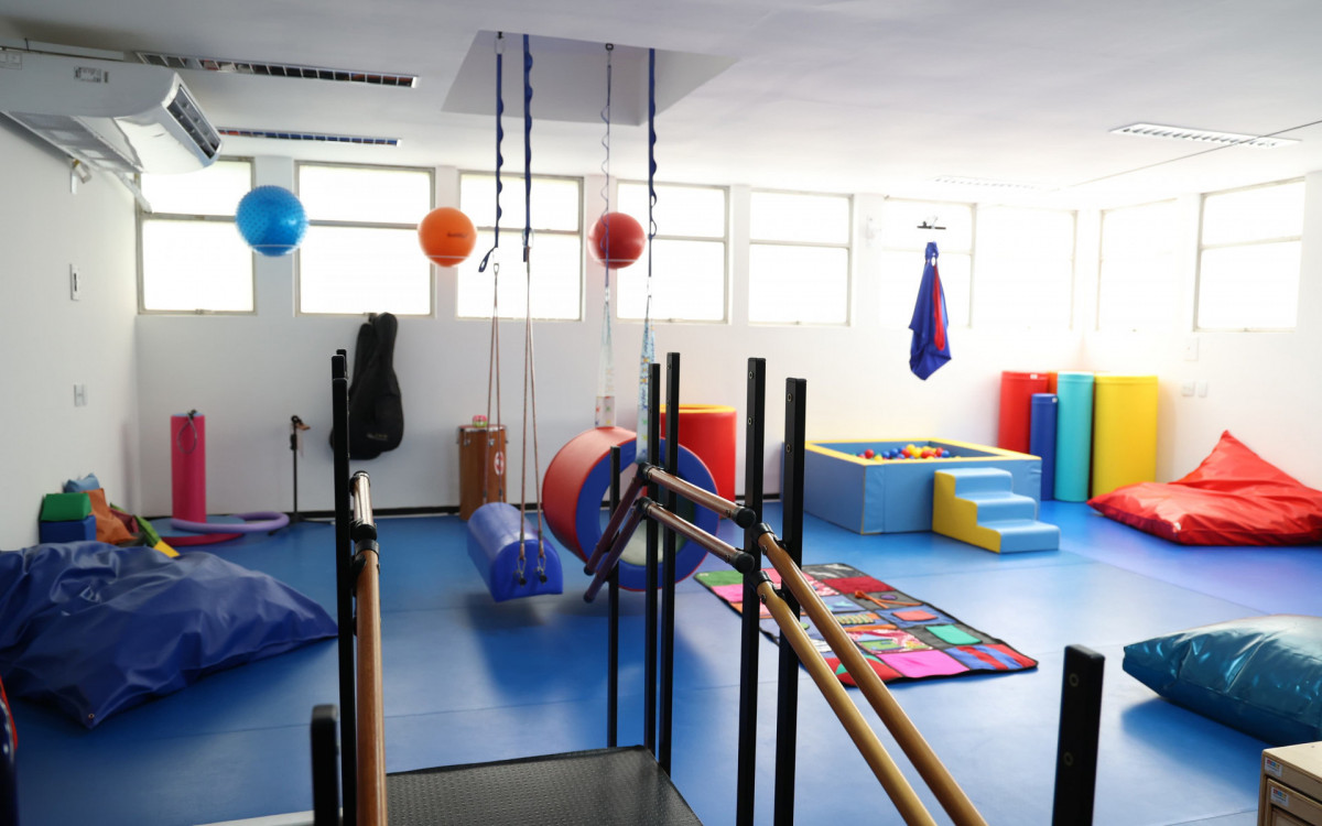 O ambiente possui uma sala com tirolesa e parede de escalada