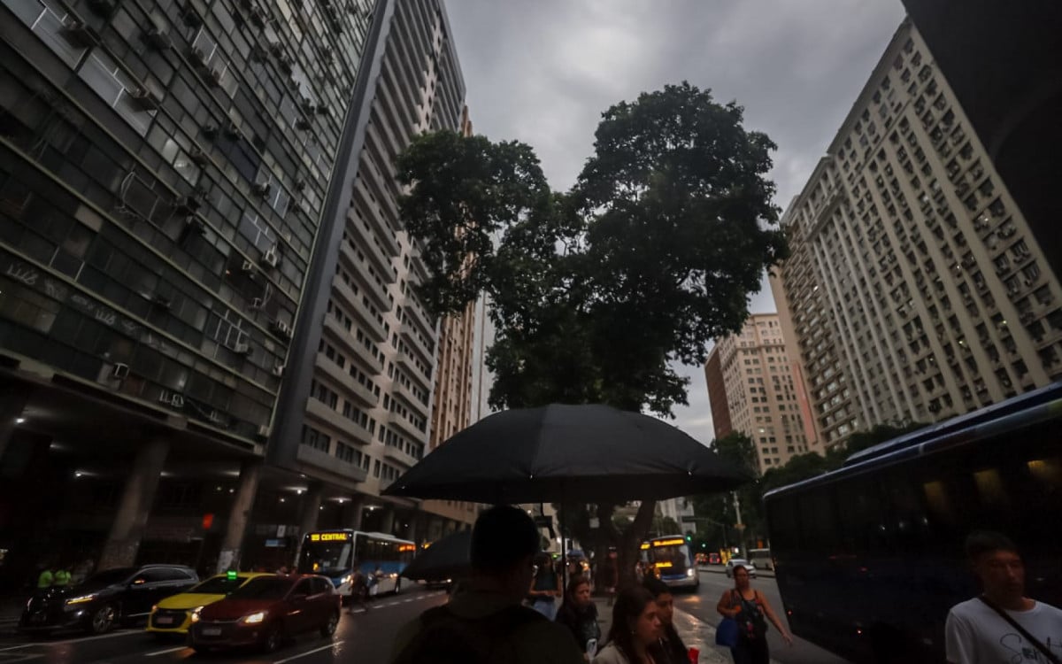 Chuva na Avenida Presidente Vargas, no Centro do Rio Janeiro - Renan Areias / Agência O Dia