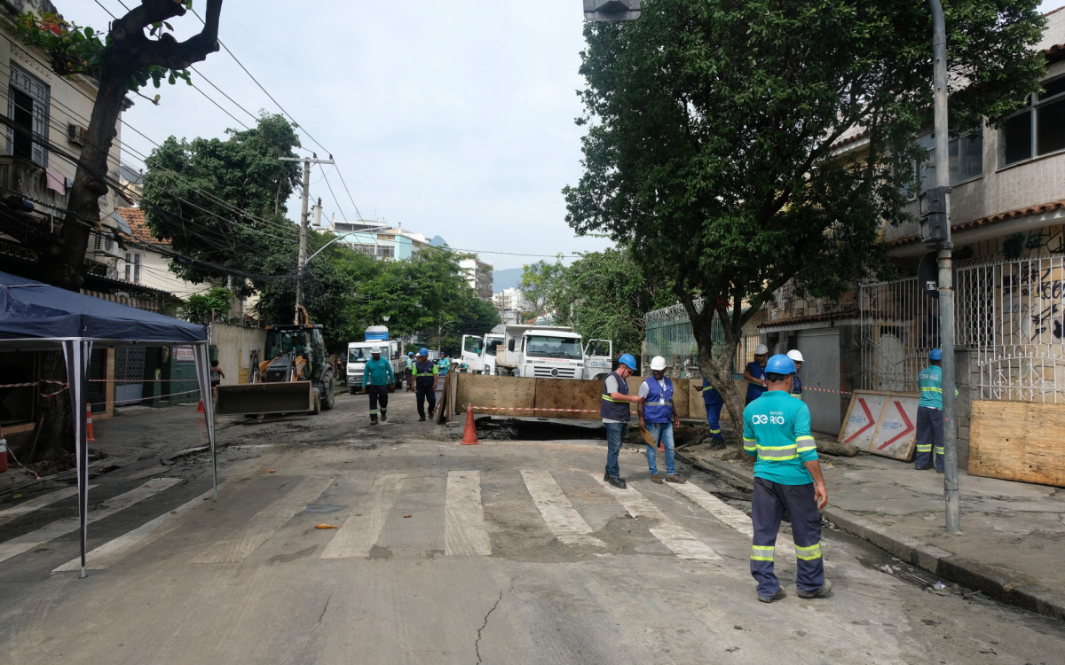 Cratera se abre na Rua General Zenóbio da Costa em Vila Isabel, nesta quarta-feira(31). Fotos: Pedro Ivo/ Agência O Dia