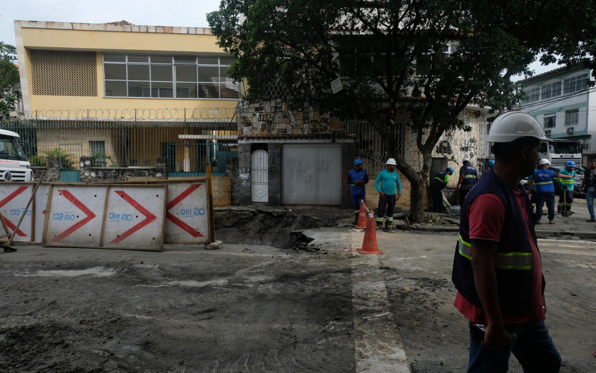 Cratera se abre na Rua General Zenóbio da Costa em Vila Isabel, nesta quarta-feira(31). Fotos: Pedro Ivo/ Agência O Dia