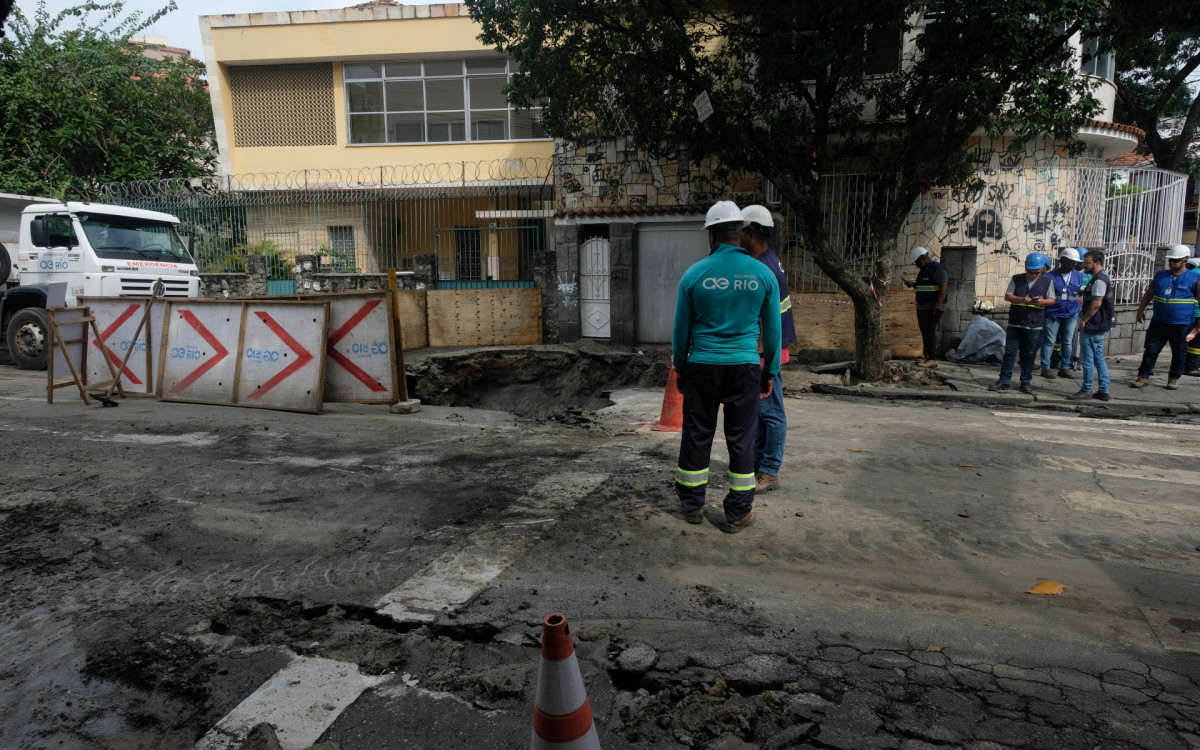 Cratera se abre na Rua General Zenóbio da Costa em Vila Isabel, nesta quarta-feira(31). Fotos: Pedro Ivo/ Agência O Dia